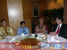 Dinner Reception held at the Sheraton Imperial Hotel in Kuala Lumpur on November 22, 2004Rosnah Majid, CEO - Electronic Business Management Sdn Bhd, Dato' Seri Syed Razak bin Syed Zain, Chief Minister of Kedah, Robert Pollard, Charge d' Affaires.